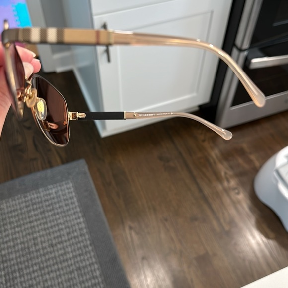 Women’s Burberry sunglasses BE3080 brown mirror rose gold aviators 😎 - Picture 8 of 14
